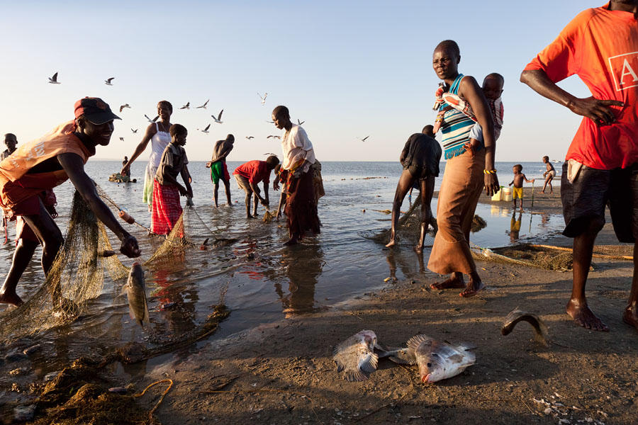 5 1. Fishermen and women at Ferguson bay   Turkana lake   Kenya